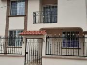 Se vende Casa con amplio terreno Bosques de Santa Elena