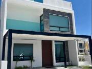 se vende casa con habitación en planta baja en meseta...