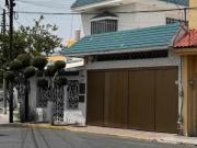 Se Vende Casa con Jardín en Prol. Col. Moderna casi esq...