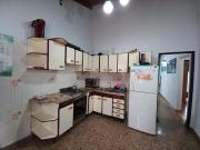 SE VENDE CASA CON LOCALES