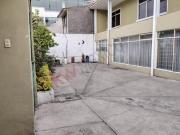 Se vende casa con terreno amplio terreno y potencial...