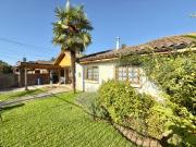 Se vende casa con terreno de 450m2 en condominio de Av....