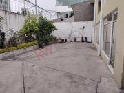 Se vende casa con terreno de 466m2 a 2 cuadras del metro...