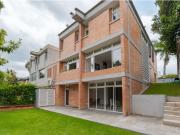 Se vende casa de 300m2 3H+S/2.5B+S+S/4P Lomas de Chuao