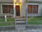 se vende casa de 3 dormitorios en b° jardines del rey