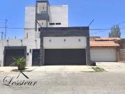 SE VENDE CASA DE 3 PISOS UBICADA EN FRACCIONAMIENTO LA PLAYA