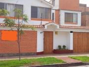 SE VENDE CASA DE 4 DORMITORIOS CERCA A PARQUE EN SURCO