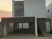 Se vende casa de 4 dormitorios en La Costa Samborondón