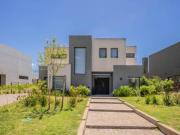 Se Vende Casa de 6 Ambientes Barrio Privado Lote Interno...