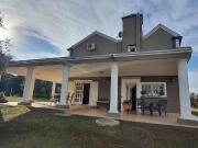 SE VENDE casa de categoría y 2.7 has en FALDA DEL CARMEN !