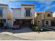 Se VENDE casa de cuatro recamaras frente a parque