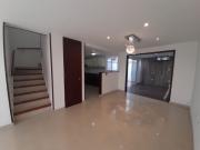 Se vende casa de dos pisos en conjunto Las Mercedes...