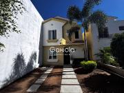 Se VENDE casa de dos pisos en privada con acceso...