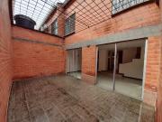 Se vende casa de dos pisos más terraza Barrio Versalles...