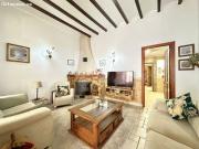 Se vende casa de pueblo con carácter en el centro...