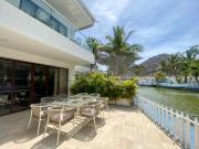 SE VENDE CASA DE TRES PISOS CON SALIDA AL MAR, SANTA MARTA