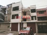 Se Vende Casa De Tres Pisos Frente A Parque, En La Urb....