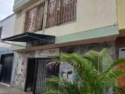 SE VENDE CASA DE TRES PISOS INDEPENDIENTES EN EL BARRIO...