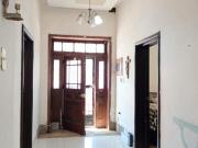 SE VENDE CASA DE UNA PLANTA CON DEPTO EXTRA EN AV....