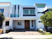 Se vende casa dentro del coto C del Fracc. La cima de...