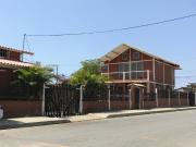 SE VENDE CASA DOS PISOS CERCA AL MAR