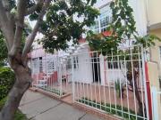Se vende casa dúplex semi moderna en Chapalita