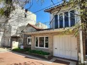 SE VENDE CASA en AV BELGRANO al 300 sobre LOTE 10X40