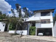 Vende casa con diseño arquitectónico español de dos...