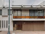 SE VENDE CASA EN ESCANDÓN SECC I. EXCELENTE...