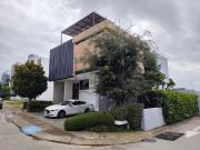 Se vende casa en esquina con sotano y roof garden