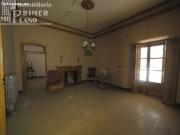 Se vende casa en esquina en pleno centro de tomelloso...