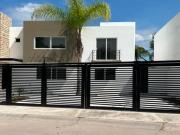 SE VENDE CASA, GRAN JARDIN, JARDIN AGAVES 412, LEON...