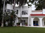 SE VENDE CASA EN LA CEIBA CON GRAN JARDÍN Y VISTA AL CAMPO
