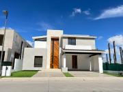 SE VENDE CASA EN LOS LAGOS