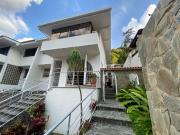 Venta de Casa Prados del Este. 4H+S/5B+S/5P. Calle cerrada