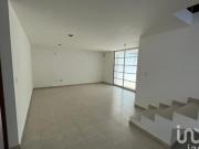 Se vende Casa en privada, en esquina frente a área verde...