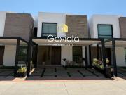 se VENDE casa en privada novum, sector valle alto