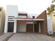 Se vende casa en Royal Golf Club, San Carlos. Casa con...