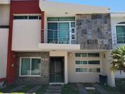 SE VENDE CASA EN SENDEROS DE LA MORAS A 5 MIN DE PLAZA...