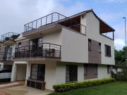 Se vende casa esquinera en Villas del Jardín con piscina ♂