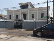 Se vende casa esquinera ubicada en avenida comercial...