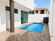 SE VENDE CASA MODERNA DE 5 DORMITORIOS CON PISCINA