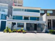 SE VENDE CASA MODERNA E ILUMINADA EN RESIDENCIAL LOMAS...