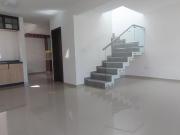 Se vende casa muy amplia con excelentes acabados en...