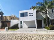 SE VENDE CASA POR LA RECTA