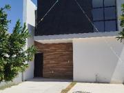 SE VENDE CASA RESIDENCIAL A LA ALTURA DEL CHANAL, ZONA...