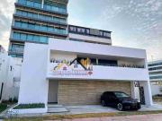 SE VENDE CASA RESIDENCIAL NUEVA FRENTE A PARQUE BEN...