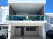 Se VENDE Casa ubicada en Privada con alberca, sector norte