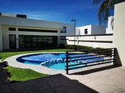 Se vende cómoda casa de un piso dentro de condominio en...