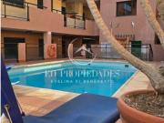se vende en guargacho piso en residencial con piscina